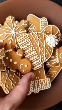 Noel kış zencefilli ekmeği, tek renkli arka planda bayram bisküvileri. Masada zencefilli çörekler