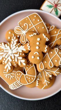 Noel kış zencefilli ekmeği, tek renkli arka planda bayram bisküvileri. Masada zencefilli çörekler