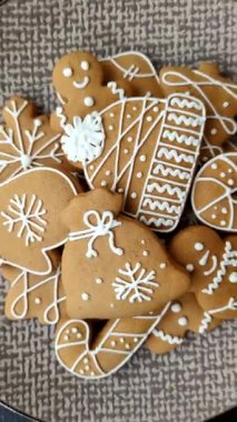 Noel kış zencefilli ekmeği, tek renkli arka planda bayram bisküvileri. Masada zencefilli çörekler