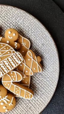 Noel kış zencefilli ekmeği, tek renkli arka planda bayram bisküvileri. Masada zencefilli çörekler