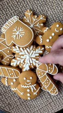 Noel kış zencefilli ekmeği, tek renkli arka planda bayram bisküvileri. Masada zencefilli çörekler