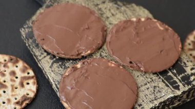 Yahudi bayramında bayram bayramı için çikolata ezmeli Matza.