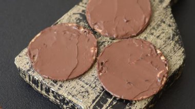 Yahudi bayramında bayram bayramı için çikolata ezmeli Matza.