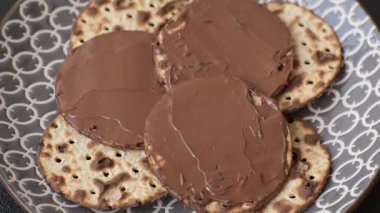 Yahudi bayramında bayram bayramı için çikolata ezmeli Matza.