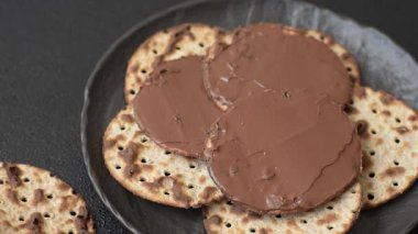 Yahudi bayramında bayram bayramı için çikolata ezmeli Matza.