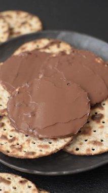 Yahudi bayramında bayram bayramı için çikolata ezmeli Matza.