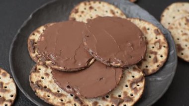 Yahudi bayramında bayram bayramı için çikolata ezmeli Matza.