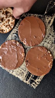 Yahudi bayramında bayram bayramı için çikolata ezmeli Matza.