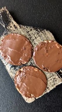 Yahudi bayramında bayram bayramı için çikolata ezmeli Matza.