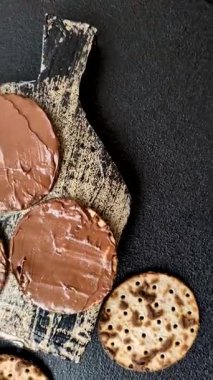 Yahudi bayramında bayram bayramı için çikolata ezmeli Matza.