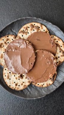 Yahudi bayramında bayram bayramı için çikolata ezmeli Matza.