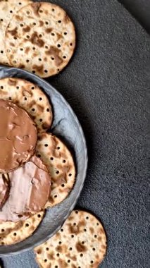 Yahudi bayramında bayram bayramı için çikolata ezmeli Matza.