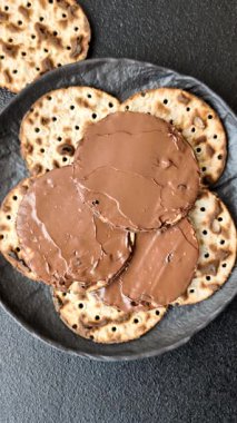 Yahudi bayramında bayram bayramı için çikolata ezmeli Matza.