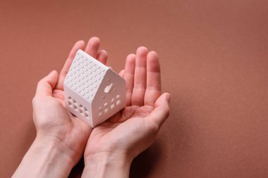 Ev, ev, iş ya da yaşam için mülk almak. İnsan eli, ev ve anahtarlarla kavram