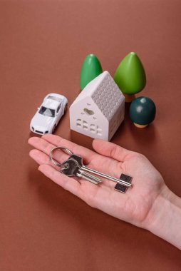 Ev, ev, iş ya da yaşam için mülk almak. İnsan eli, ev ve anahtarlarla kavram