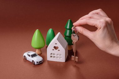 Ev, ev, iş ya da yaşam için mülk almak. İnsan eli, ev ve anahtarlarla kavram