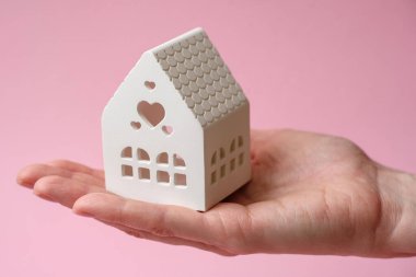 Ev, ev, iş ya da yaşam için mülk almak. İnsan eli, ev ve anahtarlarla kavram