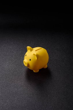 Piggy Bank madeni bir kavramsal arka plan olarak madeni paralar, iş yapmak, para biriktirmek, vergi ödemek ve borçları ödemek