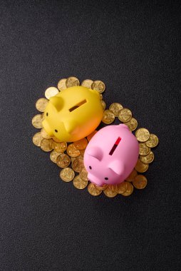 Piggy Bank madeni bir kavramsal arka plan olarak madeni paralar, iş yapmak, para biriktirmek, vergi ödemek ve borçları ödemek