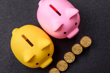 Piggy Bank madeni bir kavramsal arka plan olarak madeni paralar, iş yapmak, para biriktirmek, vergi ödemek ve borçları ödemek