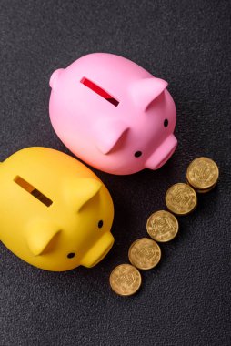 Piggy Bank madeni bir kavramsal arka plan olarak madeni paralar, iş yapmak, para biriktirmek, vergi ödemek ve borçları ödemek