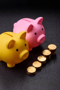 Piggy Bank madeni bir kavramsal arka plan olarak madeni paralar, iş yapmak, para biriktirmek, vergi ödemek ve borçları ödemek