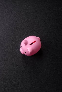 Piggy Bank madeni bir kavramsal arka plan olarak madeni paralar, iş yapmak, para biriktirmek, vergi ödemek ve borçları ödemek