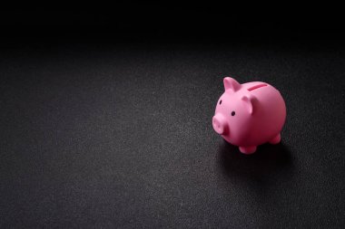 Piggy Bank madeni bir kavramsal arka plan olarak madeni paralar, iş yapmak, para biriktirmek, vergi ödemek ve borçları ödemek