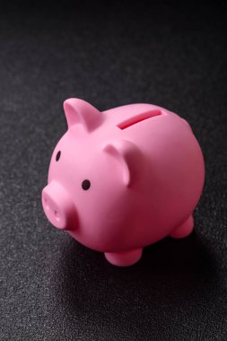 Piggy Bank madeni bir kavramsal arka plan olarak madeni paralar, iş yapmak, para biriktirmek, vergi ödemek ve borçları ödemek