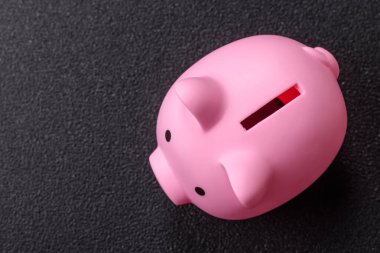 Piggy Bank madeni bir kavramsal arka plan olarak madeni paralar, iş yapmak, para biriktirmek, vergi ödemek ve borçları ödemek