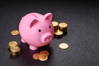 Piggy Bank madeni bir kavramsal arka plan olarak madeni paralar, iş yapmak, para biriktirmek, vergi ödemek ve borçları ödemek