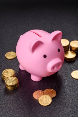 Piggy Bank madeni bir kavramsal arka plan olarak madeni paralar, iş yapmak, para biriktirmek, vergi ödemek ve borçları ödemek
