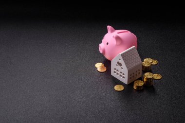 Piggy Bank madeni bir kavramsal arka plan olarak madeni paralar, iş yapmak, para biriktirmek, vergi ödemek ve borçları ödemek