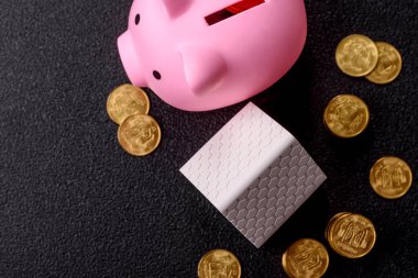 Piggy Bank madeni bir kavramsal arka plan olarak madeni paralar, iş yapmak, para biriktirmek, vergi ödemek ve borçları ödemek