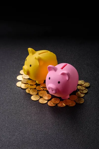 Piggy Bank madeni bir kavramsal arka plan olarak madeni paralar, iş yapmak, para biriktirmek, vergi ödemek ve borçları ödemek