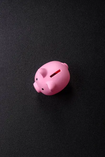 Piggy Bank madeni bir kavramsal arka plan olarak madeni paralar, iş yapmak, para biriktirmek, vergi ödemek ve borçları ödemek