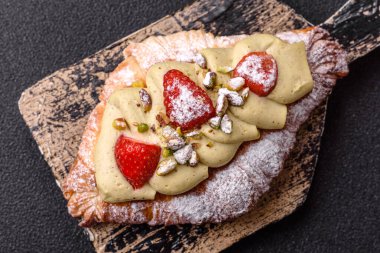 Kahvaltı için çikolatalı tatlı çilekli kruvasan. Fransız tatlısı, meyveli kruvasan.