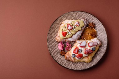 Kahvaltı için çikolatalı tatlı çilekli kruvasan. Fransız tatlısı, meyveli kruvasan.