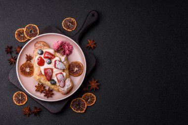 Kahvaltı için çikolatalı tatlı çilekli kruvasan. Fransız tatlısı, meyveli kruvasan.