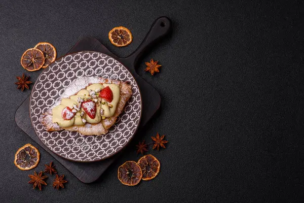 Kahvaltı için çikolatalı tatlı çilekli kruvasan. Fransız tatlısı, meyveli kruvasan.