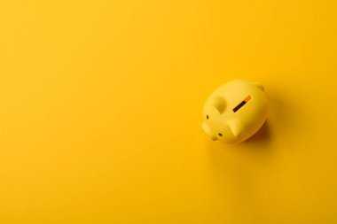 Piggy Bank madeni bir kavramsal arka plan olarak madeni paralar, iş yapmak, para biriktirmek, vergi ödemek ve borçları ödemek