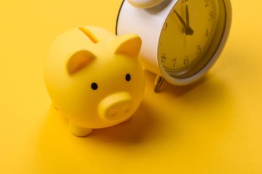 Piggy Bank madeni bir kavramsal arka plan olarak madeni paralar, iş yapmak, para biriktirmek, vergi ödemek ve borçları ödemek