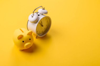 Piggy Bank madeni bir kavramsal arka plan olarak madeni paralar, iş yapmak, para biriktirmek, vergi ödemek ve borçları ödemek