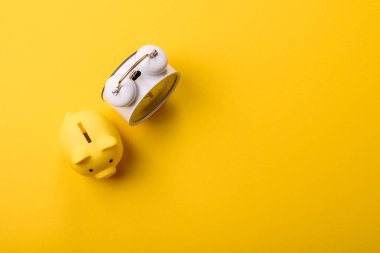 Piggy Bank madeni bir kavramsal arka plan olarak madeni paralar, iş yapmak, para biriktirmek, vergi ödemek ve borçları ödemek