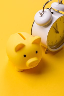 Piggy Bank madeni bir kavramsal arka plan olarak madeni paralar, iş yapmak, para biriktirmek, vergi ödemek ve borçları ödemek