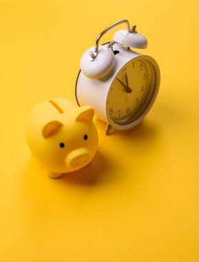 Piggy Bank madeni bir kavramsal arka plan olarak madeni paralar, iş yapmak, para biriktirmek, vergi ödemek ve borçları ödemek