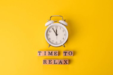 Tatil, dinlenme, seyahat, işten ayrılma ya da toplantı için kavramsal arka planı gevşetme zamanı