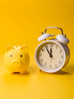 Piggy Bank madeni bir kavramsal arka plan olarak madeni paralar, iş yapmak, para biriktirmek, vergi ödemek ve borçları ödemek