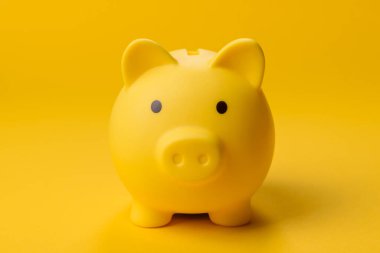Piggy Bank madeni bir kavramsal arka plan olarak madeni paralar, iş yapmak, para biriktirmek, vergi ödemek ve borçları ödemek