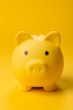 Piggy Bank madeni bir kavramsal arka plan olarak madeni paralar, iş yapmak, para biriktirmek, vergi ödemek ve borçları ödemek